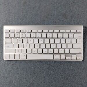 Apple Wireless Keyboard A1255 Silver Bluetooth for Mac iPad iPhone OS